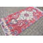 Tapis d'inspiration turque rétro en laine rouge parfait pour ajouter une touche douillette à votre chambre à coucher ou à votre salon avec son motif tribal unique