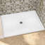 Base de douche rectangulaire en alcôve en acrylique l 54 po x P 36 po avec plateau de douche rectangulaire à seuil simple blanc brillant avec drain central et jupe à 4 côtés