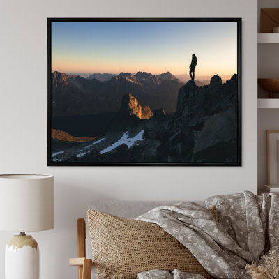 Morning Sky Horizon, homme debout au sommet d'une montagne sur toile