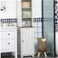 Armoire de rangement mince pour salle de bain avec trois tablettes ouvertes, tour à linge autoportante en bois avec porte et tablette réglable