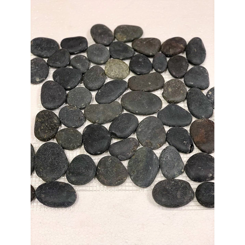 Carrelage mosaïque noir et naturel à motif de galets 12 po x 12 po Tahiti