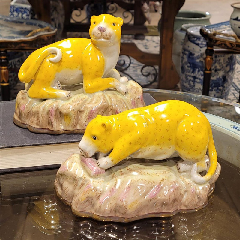 Paire de léopards en porcelaine