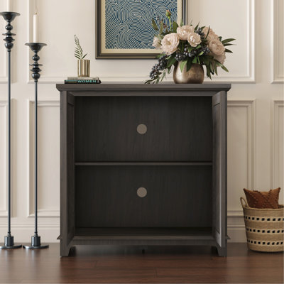 Élégant buffet avec 2 portes en miroir en acrylique Buffet et rangement avec rangement, armoire décorative creuse en stratifié brun et support en panneau de fibres à densité moyenne, tablette spacieuse réglable, salon, cuisine