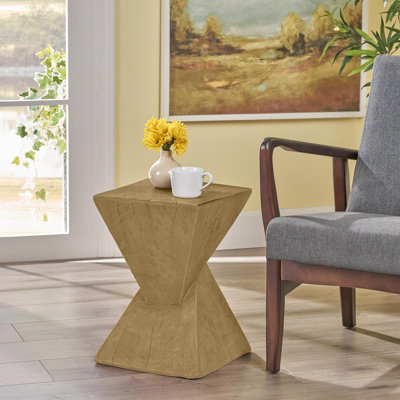 Table d'appoint géométrique avec un design de sablier torsadé, finition légère pour une utilisation moderne et polyvalente