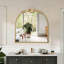 Miroir mural arqué en laiton antique avec écusson orné - miroir décoratif traditionnel rétro