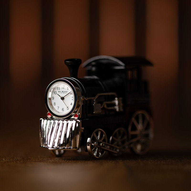 Analogue Metal Tabletop Clock in Black
