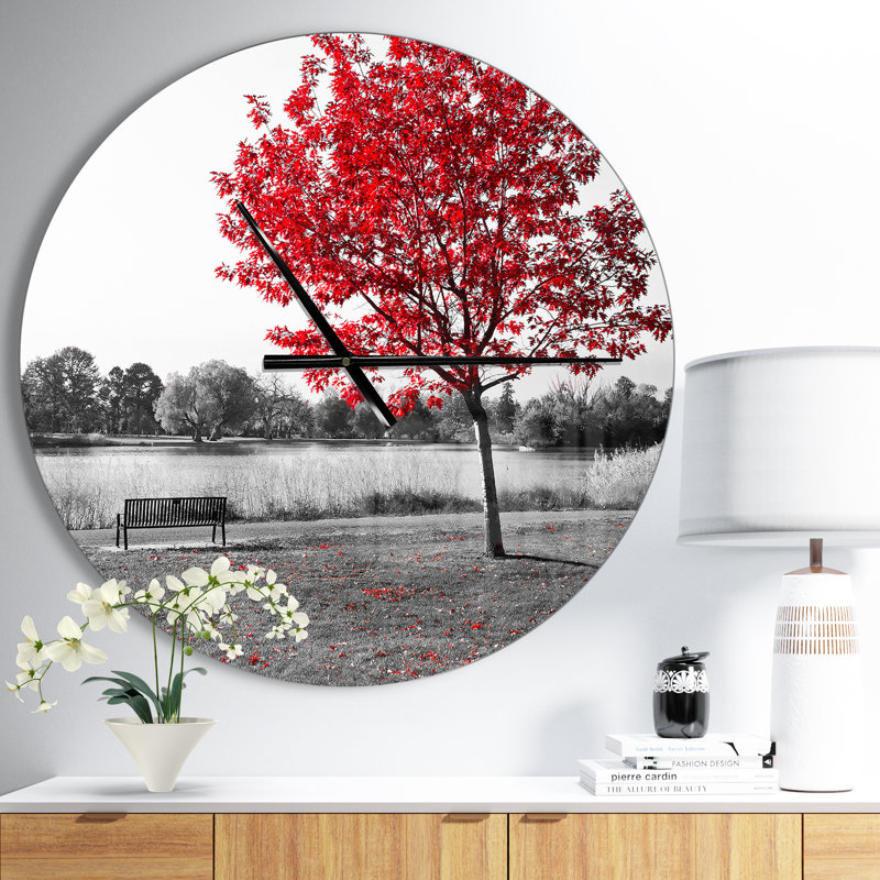Arbre rouge sur banc de parc - horloge murale moderne, Moyen