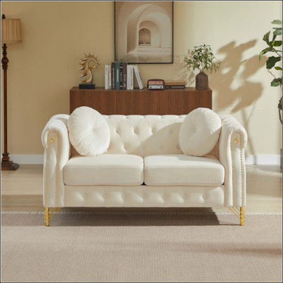Canapé Chesterfield en velours avec deux coussins ronds, avec des clous en cuivre et des boutons capitonnés, avec des pieds en métal. La conception en boucle permet de suspendre des ornements de dessins animés.