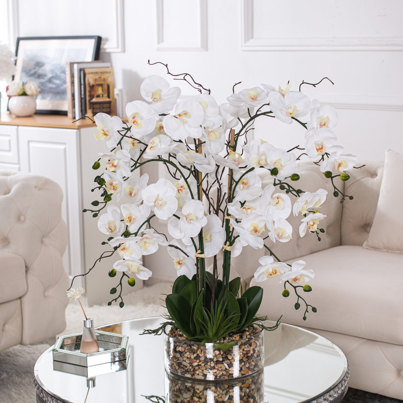 Arrangement floral d'orchidées phalaenopsis artificielles dans un vase en verre