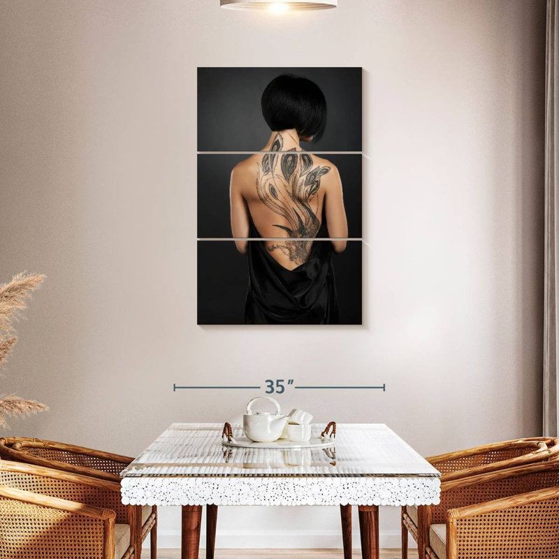 Senne se fait tatouer le dos, H 45 po x l 28 po