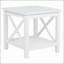 Table de bout carrée avec un profil impeccable et une finition blanche épurée, parfaite pour les intérieurs de maison de campagne ou de bord de mer.