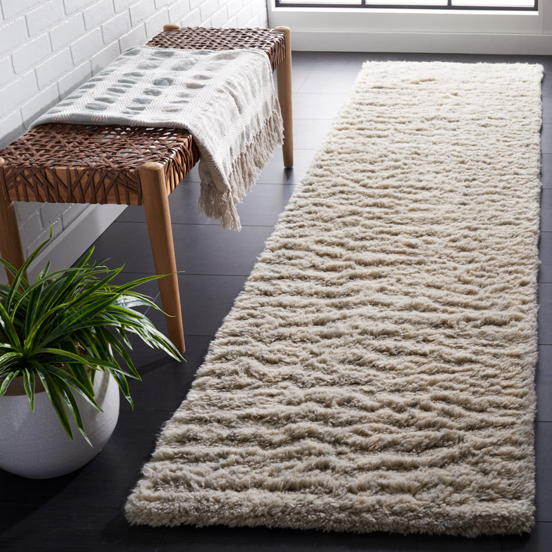 Hand Tufted Wool/Cotton Rug in Silver/Ivory, Runner 2'3" x 9'