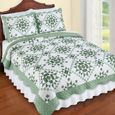 Classic Star Design Patchwork Scalloped Edge Quilt