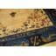 Joli motif floral dans un tapis chinois antique à fond beige