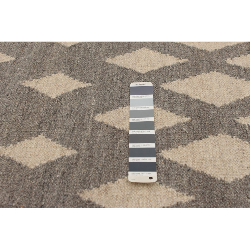 Tapis gris foncé en laine tissé à plat à la main Kostka Southwestern