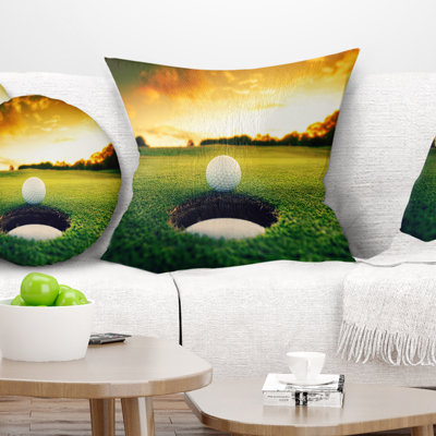 Balle de golf près du trou - coussin à imprimé paysage