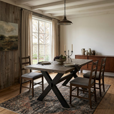 Ensemble de salle à manger rectangulaire 7 pièces en bois d'hévéa asiatique, avec dossier haut rembourré, revêtement en lin noir brossé et gris foncé Gotham, style moderne du milieu du siècle.