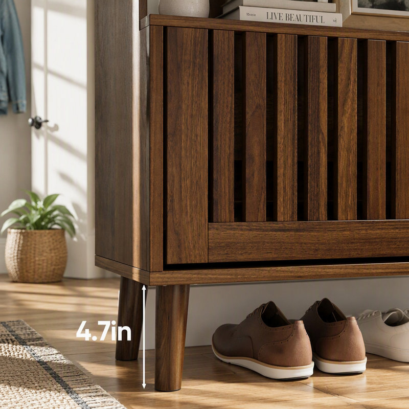 Meuble à chaussures de 80 cm (31,5 po), en bois de noyer, de style médiéval moderne avec façade cannelée et 2 tiroirs rabattables, pour entrée ou couloir.