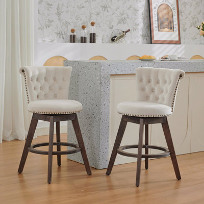 Ensemble de tabourets de bar 26 po à hauteur de comptoir 26 po, 2 tabourets pivotants à 360 ° avec dossier et main - boutons touffetés - bords garnis, tabourets de comptoir de cuisine rembourrés en velours sur pieds en bois