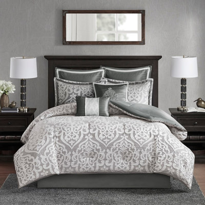 Édredon 8 pièces grand argent. Conception époustouflante. . Comprend un édredon, des taies décoratives, des coussins décoratifs Euro et une jupe de lit. Tissage élégant classique Wrinkle 8 avec entretien facile