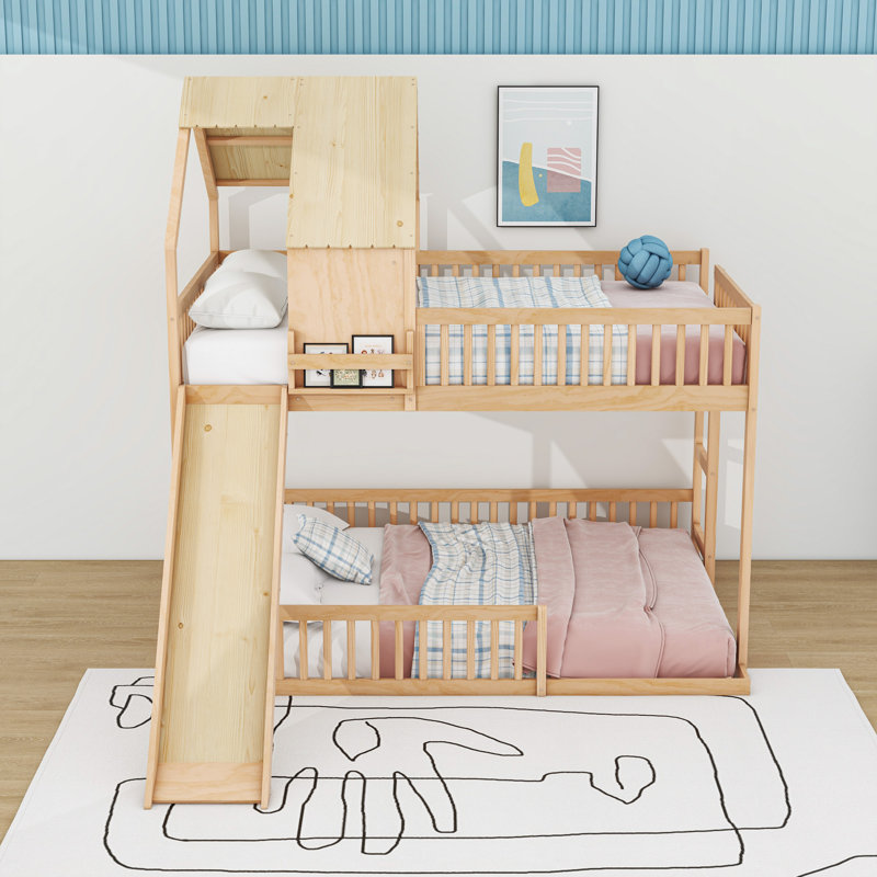 Lit double superposé au-dessus d'un grand lit en bois avec glissade et lattes, Naturel