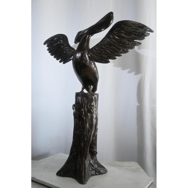 Sculpture pélican en aluminium sur souche d'arbre 34 po x 13 po x H 43 po