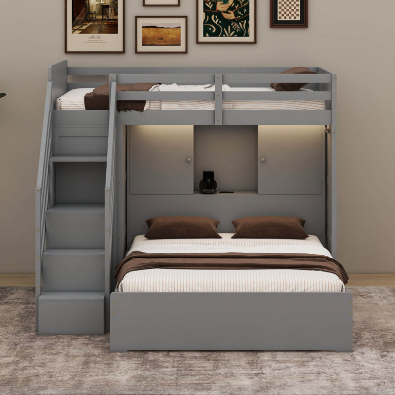 Lit superposé simple au dessus d'un lit double avec station de charge et lumières DEL, lit superposé en bois massif avec tablettes, escaliers et garde-robe