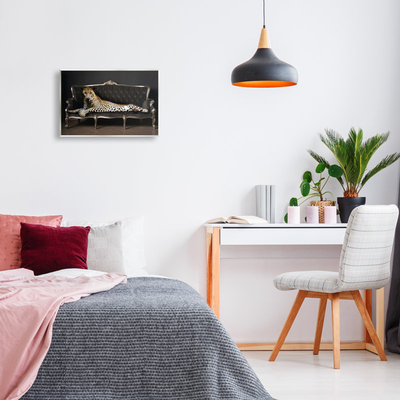 «Cheetah Sprawled on Couch», art mural sur bois par Reinders, H 13 po x l 19 po