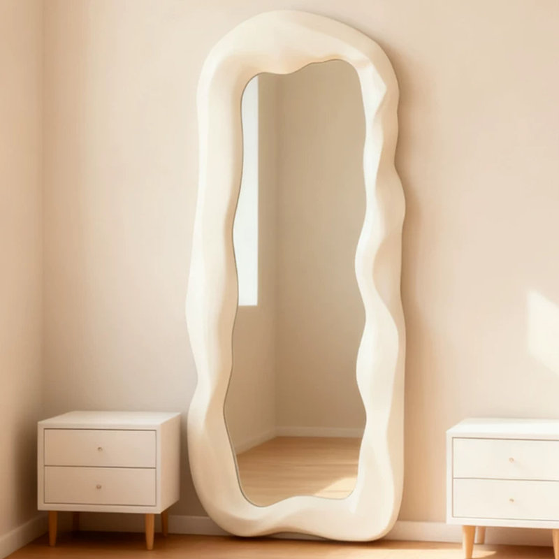 Miroirs pleine grandeur en bois manufacturé de forme libre, 70.87" H x 31.5" W, White