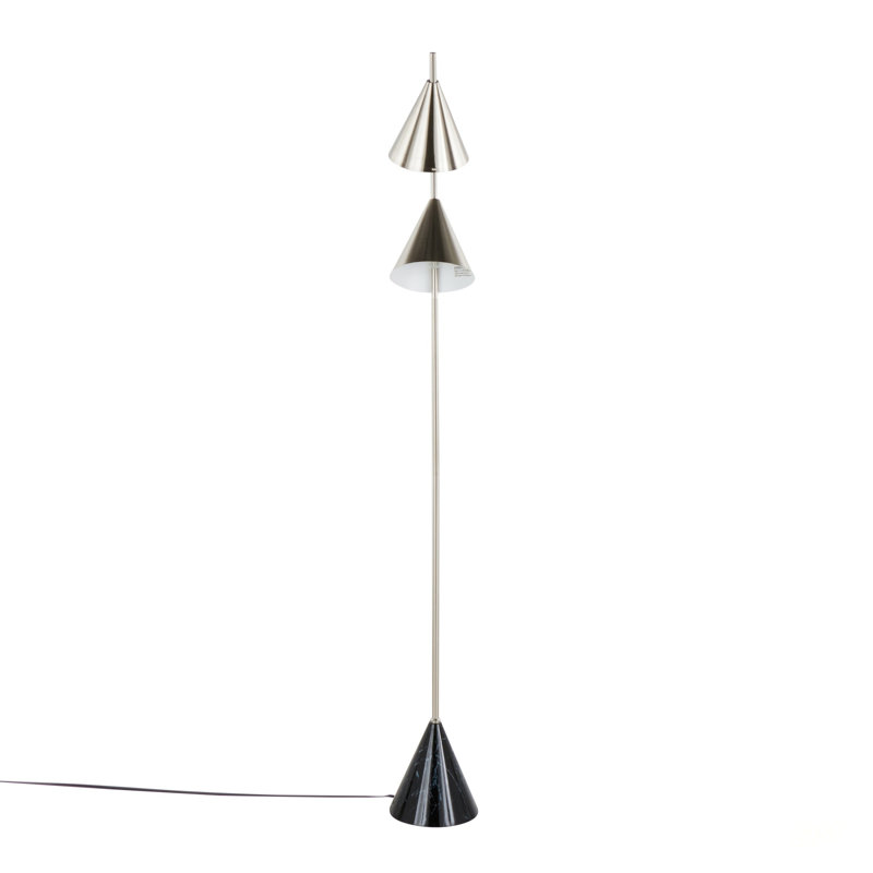 Lampe sur pied contemporaine en métal avec abat-jour en forme de cône et base en faux marbre, pour un décor et un éclairage moderne.