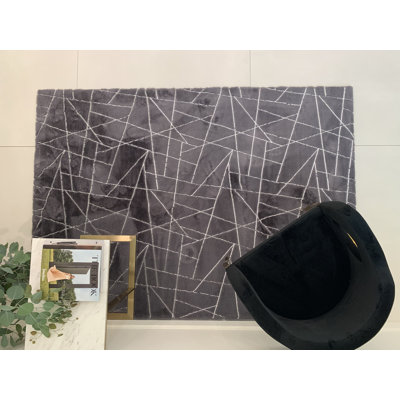 Gris fausse fourrure Broschard avec lignes métalliques argentées