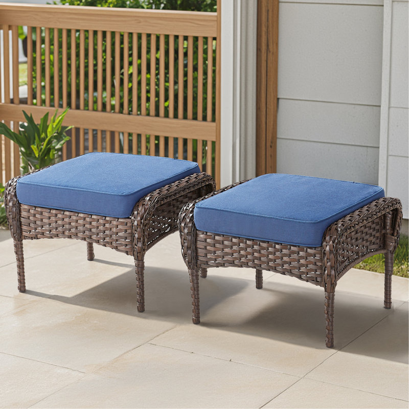 Ensemble de 2 repose-pieds d'extérieur en rotin brun avec coussin bleu pour cour ou terrasse