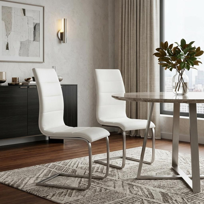 Ensemble de deux chaises d'appoint blanches et argentées en similicuir