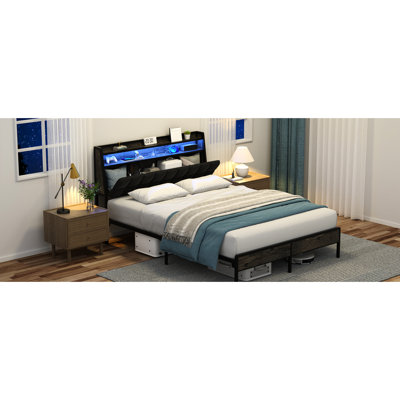 Base de lit double avec tête de lit ergonomique, lumières DEL dans 23 modes, station de recharge pour téléphones et tablettes, espace de rangement inférieur. Cadre en métal noir, bois franc d'ingénierie