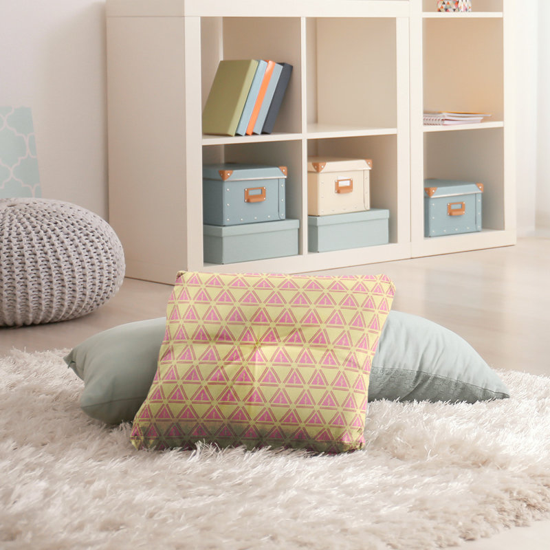 Coussin Theo Nath, 30 po x 30 po, Rose / Jaune