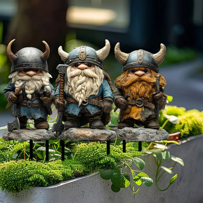 Statue de gnome suspendue avec prise de terre