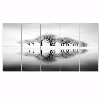 Ensemble de 5 silhouettes d'arbre noir d'hiver sur une île de lac - rivière