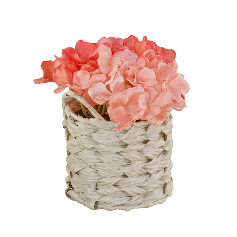 Bouquet d'hortensias dans un panier blanc, Corail