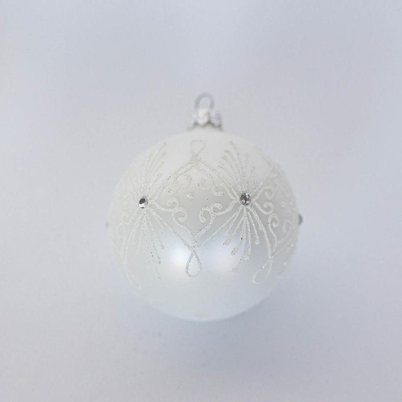 Ornement boule blanche sur fond blanc