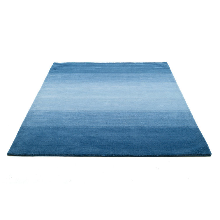 Handgefertigter Teppich aus Wolle in Blau/Weiß