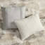 Édredon très grand glamour gris avec 2 taies décoratives assorties, tissu lavable à la machine et détails brodés