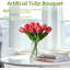Vraies tulipes artificielles dans un vase en verre avec de l'eau artificielle, décor de table rose rouge-601911223