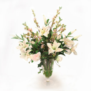 Arrangement floral lys Casablanca, fleurs de poiriers et de pivoines dans un vase