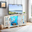 Armoire chic et blanche antique avec tablettes réglables et lumières fonctionnelles en verre à fonction pratique pour la décoration intérieure