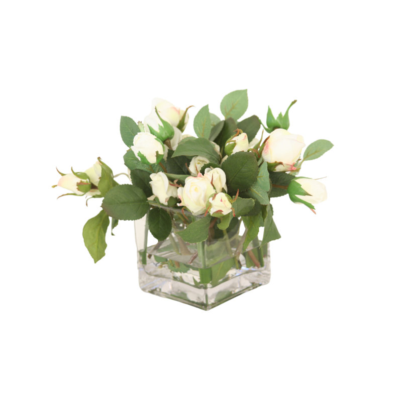Roses crème dans un vase en verre carré