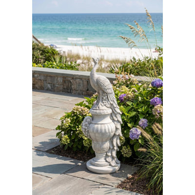 Statue de jardin paon sur une urne Castle