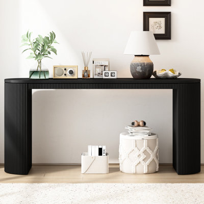 Console noire avec silhouette courbée et pieds spacieux
