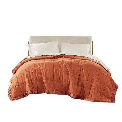 1 couverture légère en duvet synthétique avec garniture en satin