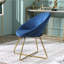 Chaise en velours bleu avec dossier rembourré doux et base dorée-185148164