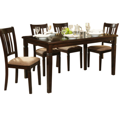 Ensemble repas pour quatre personnes